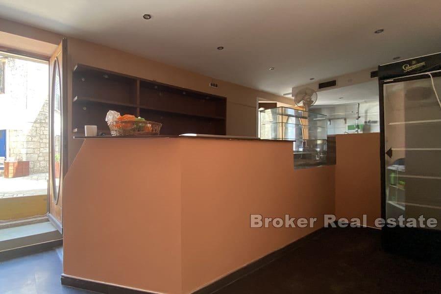 Domorodý obytný a komerční dům na nábřeží