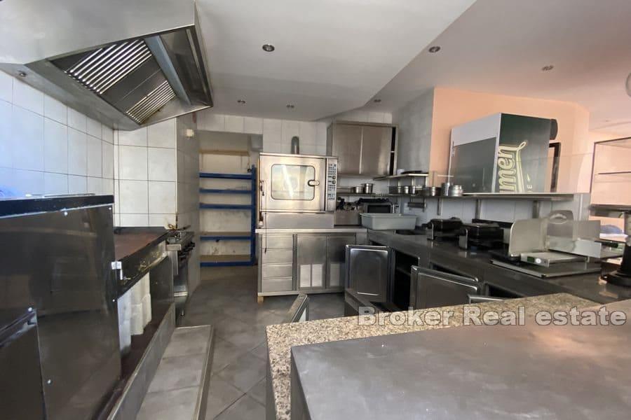 Domorodý obytný a komerční dům na nábřeží