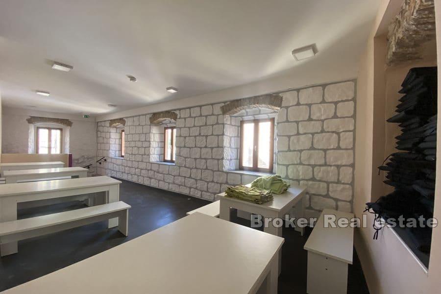 Domorodý obytný a komerční dům na nábřeží