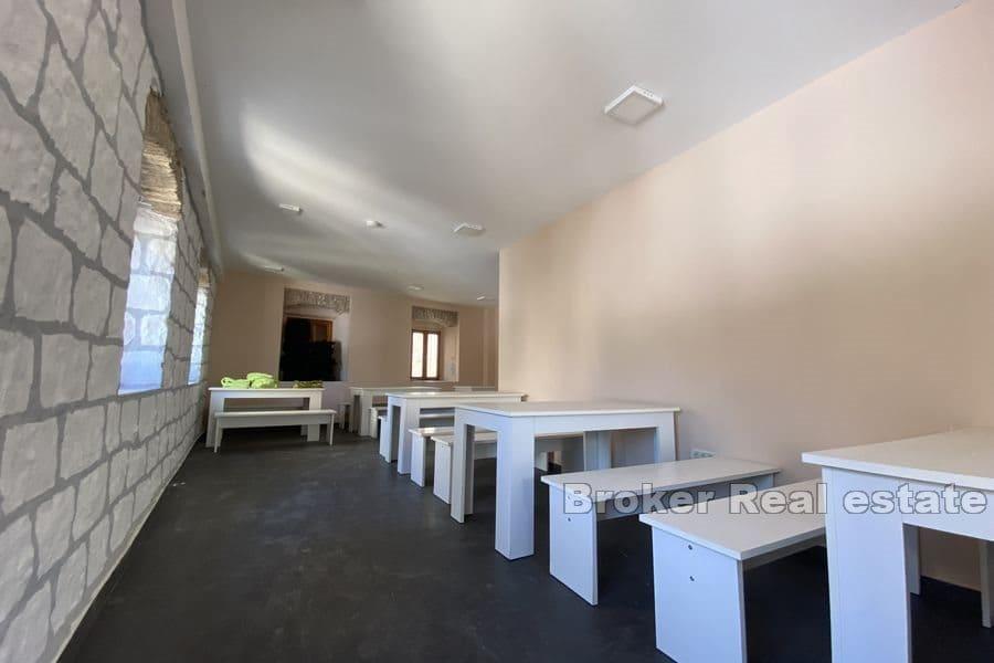 Domorodý obytný a komerční dům na nábřeží