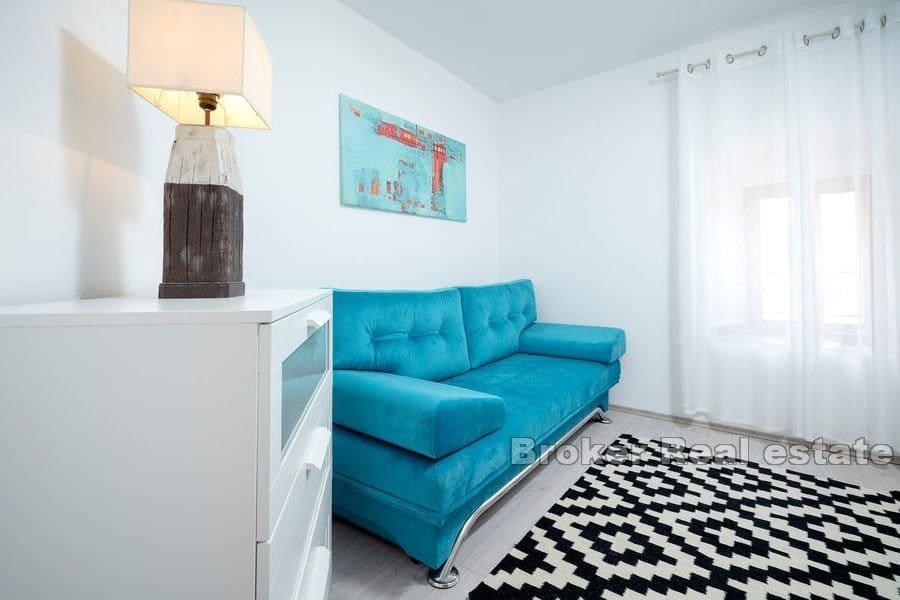 Lokalny dom mieszkalno-handlowy na nabrzeżu