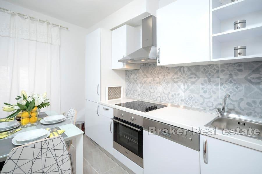 Lokalny dom mieszkalno-handlowy na nabrzeżu