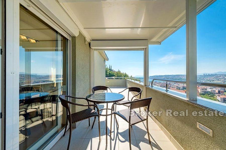 Apartment house with sea view