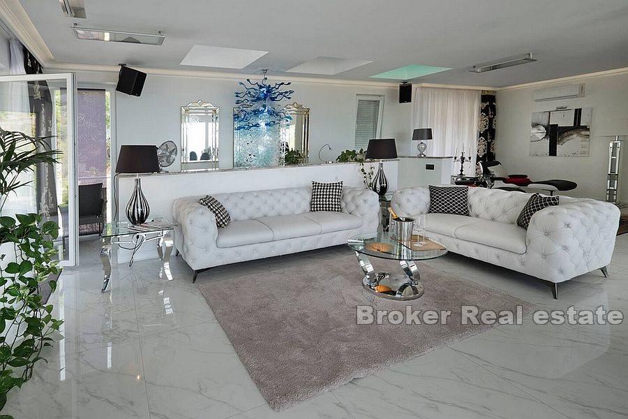 Modern nybyggd villa med havsutsikt