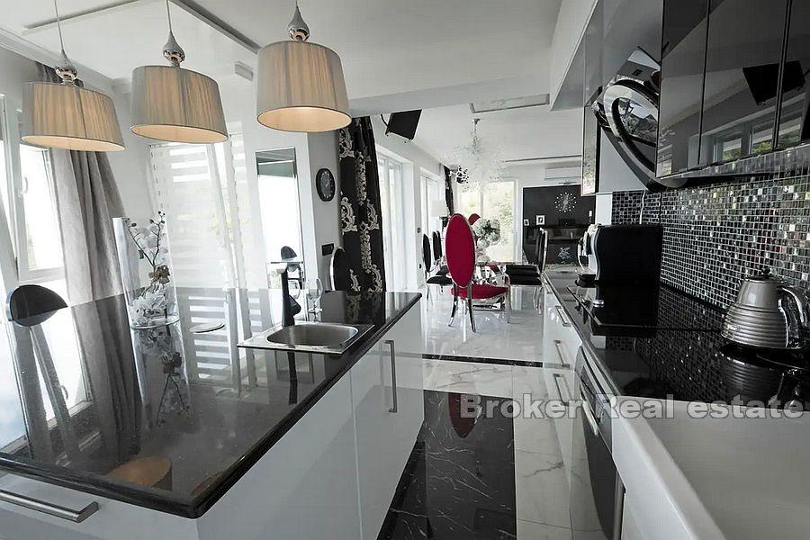 Modern nybyggd villa med havsutsikt