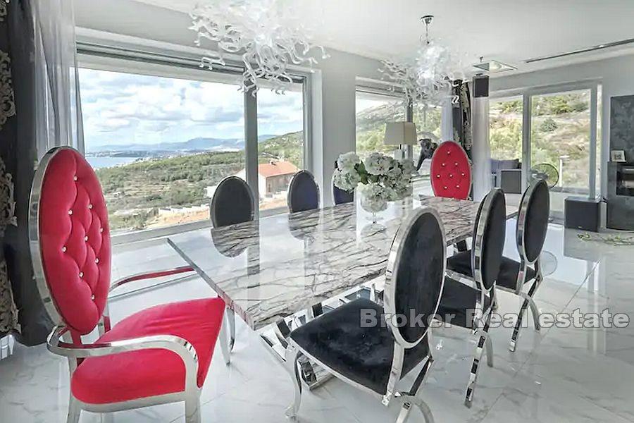 Moderne nybygd villa med havutsikt