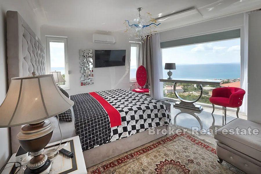 Moderne nybygd villa med havutsikt