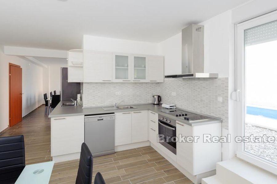 Apartmanska kuća s pogledom na more