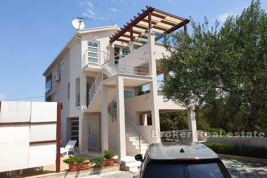 Dom z apartamentami