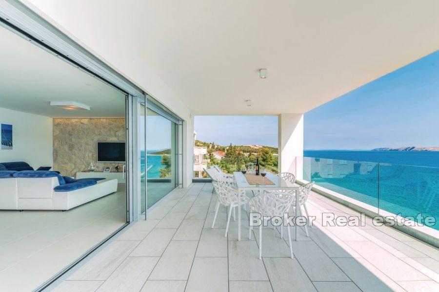 Penthouse in the first row to the sea