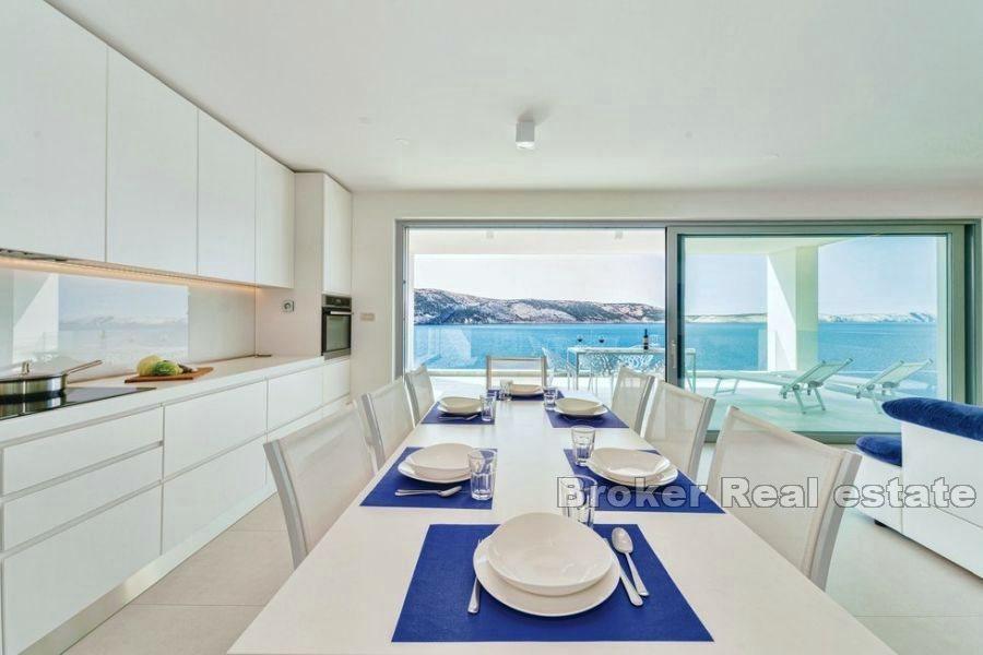 Penthouse in the first row to the sea