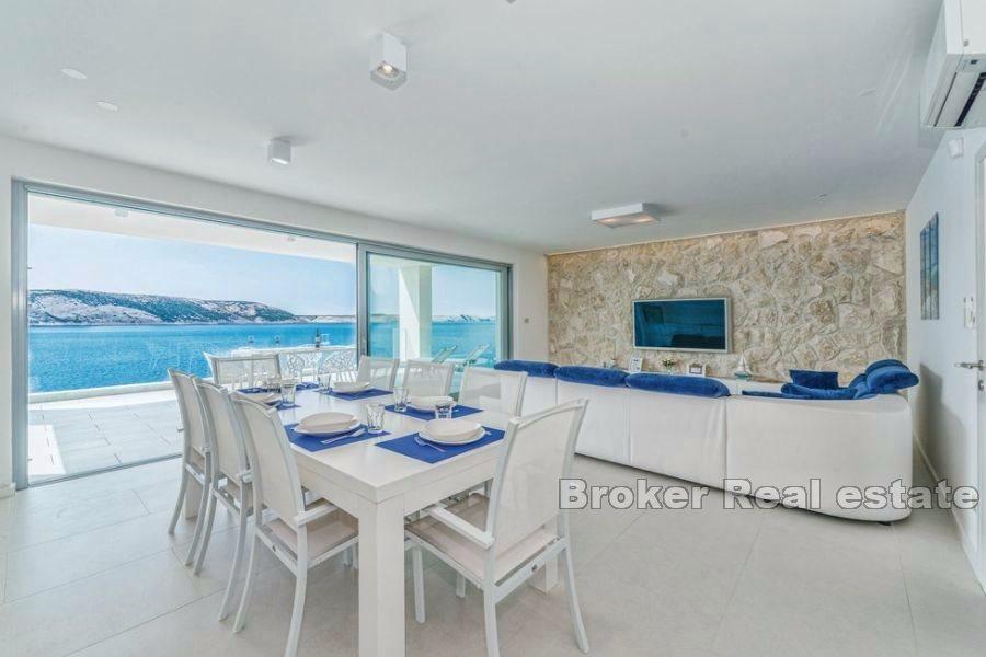 Penthouse in the first row to the sea