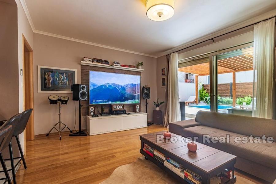 Moderne to-roms leilighet med basseng