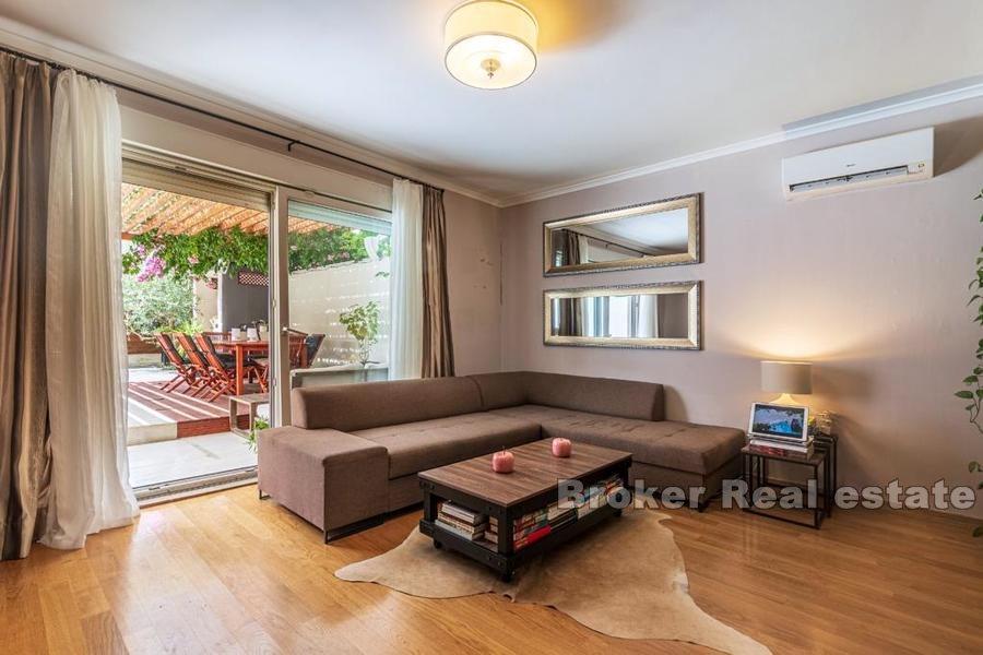 Moderne to-roms leilighet med basseng