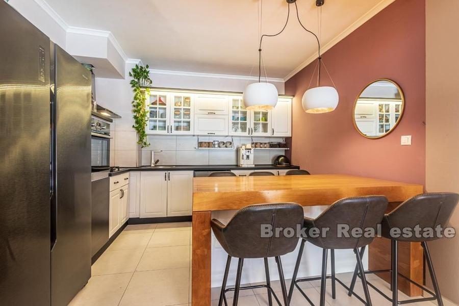 Moderne to-roms leilighet med basseng