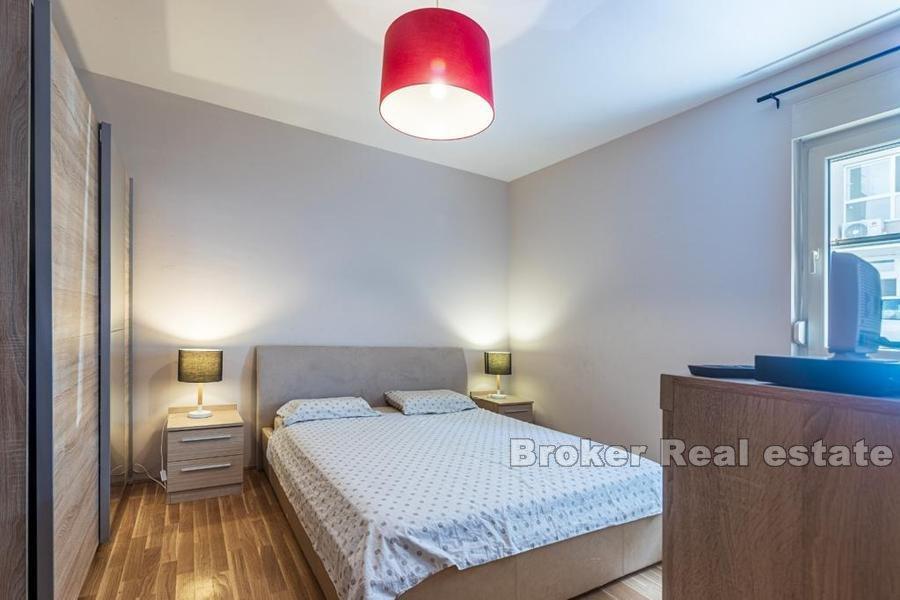 Moderne to-roms leilighet med basseng