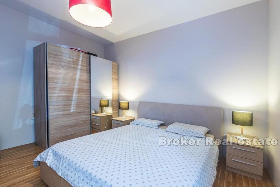 Moderne to-roms leilighet med basseng