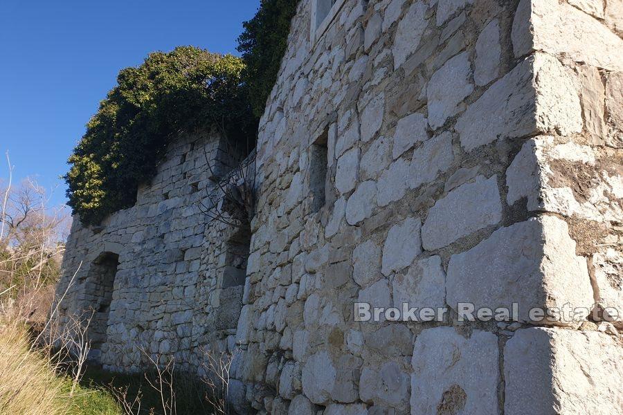 Casale in pietra con vista mare