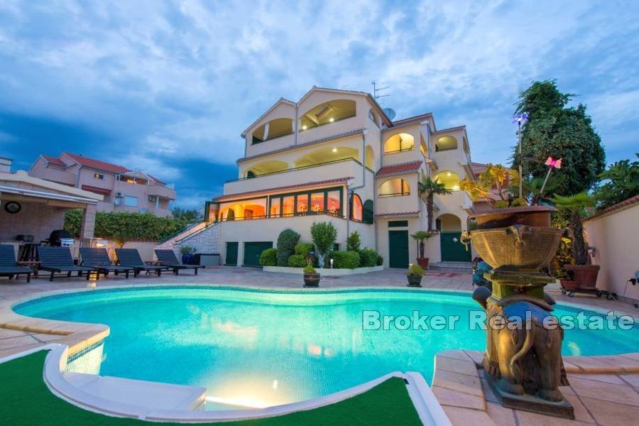 Dom z apartamentami z widokiem na morze