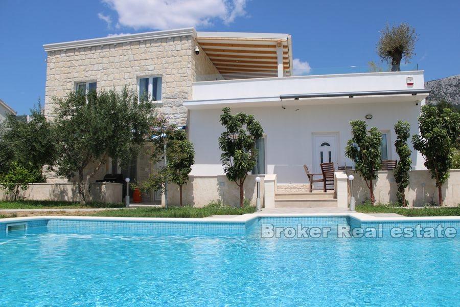 House with pool and sea view