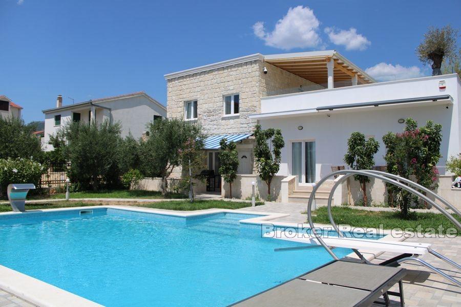 House with pool and sea view