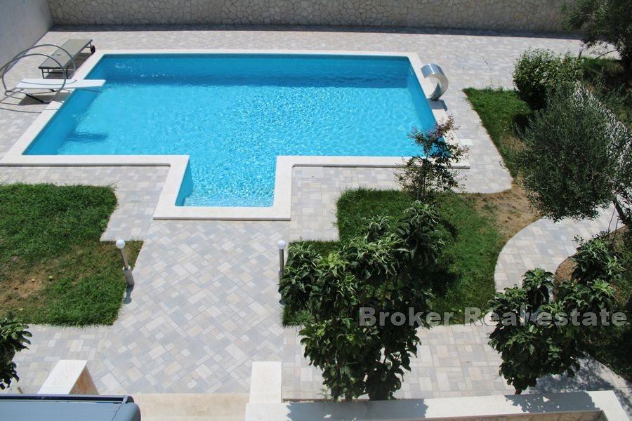 House with pool and sea view
