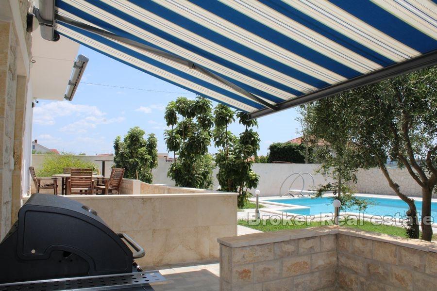 House with pool and sea view