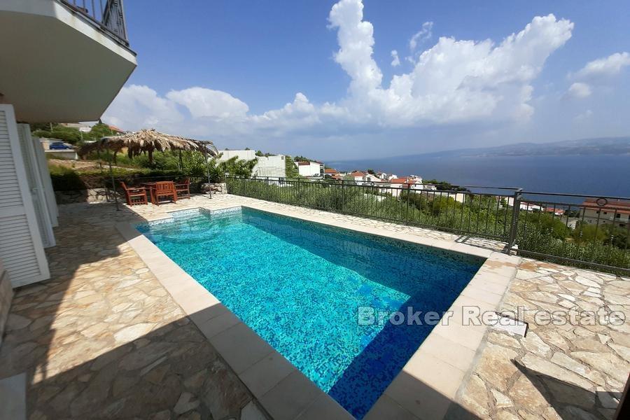 Casa con piscina e vista mare