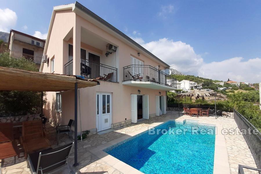 Casa con piscina e vista mare
