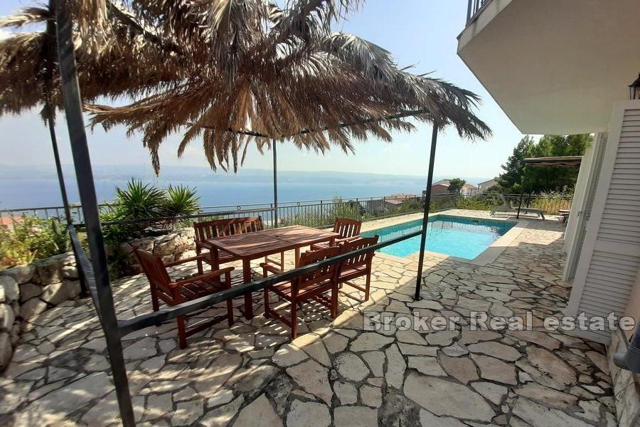 Casa con piscina e vista mare