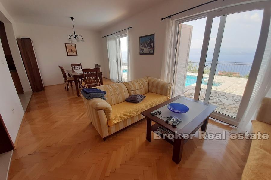 Casa con piscina e vista mare