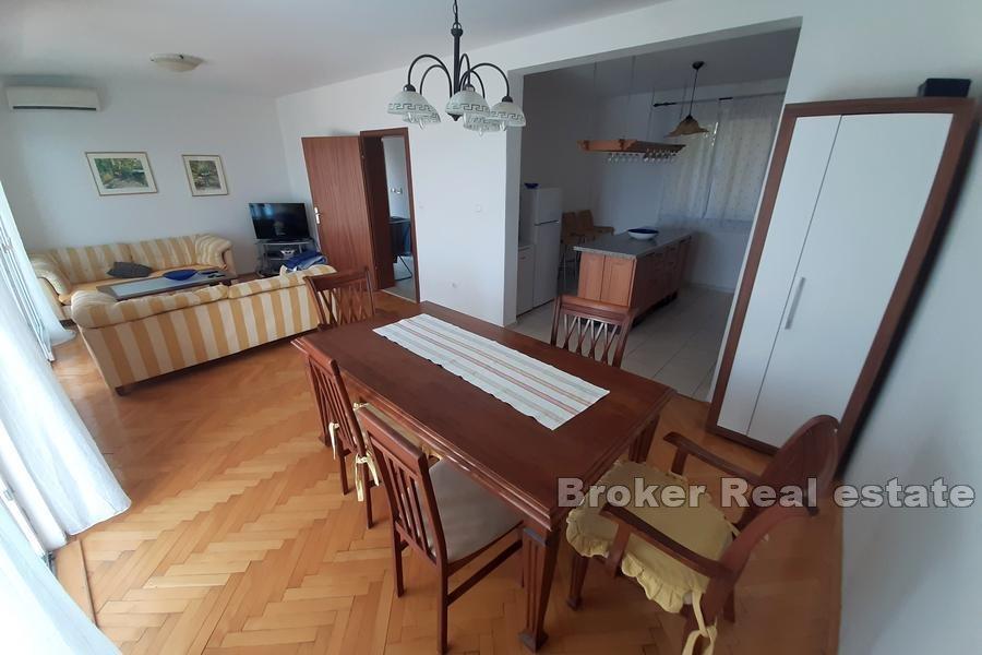 Casa con piscina e vista mare