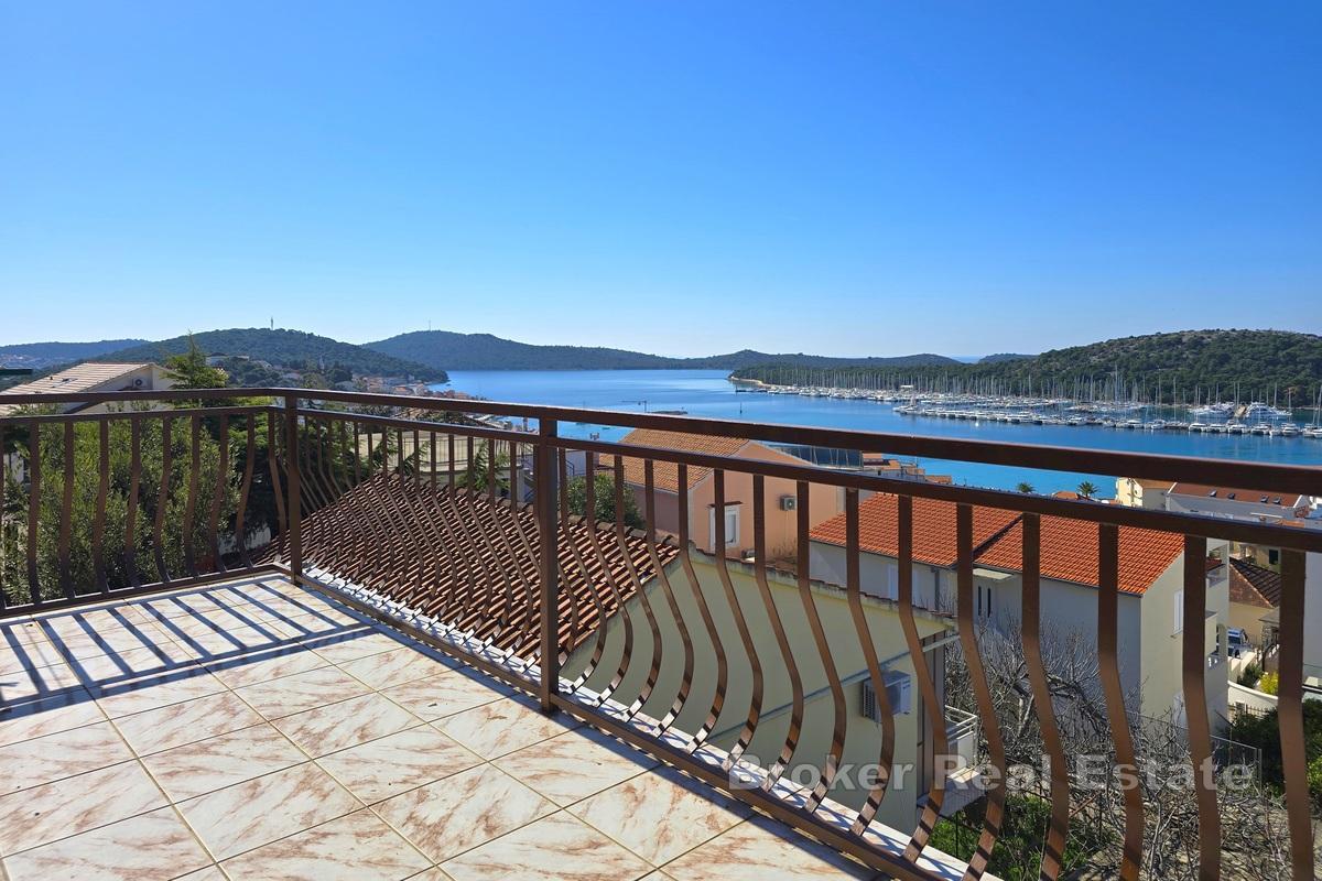 Casa con appartamenti vista mare