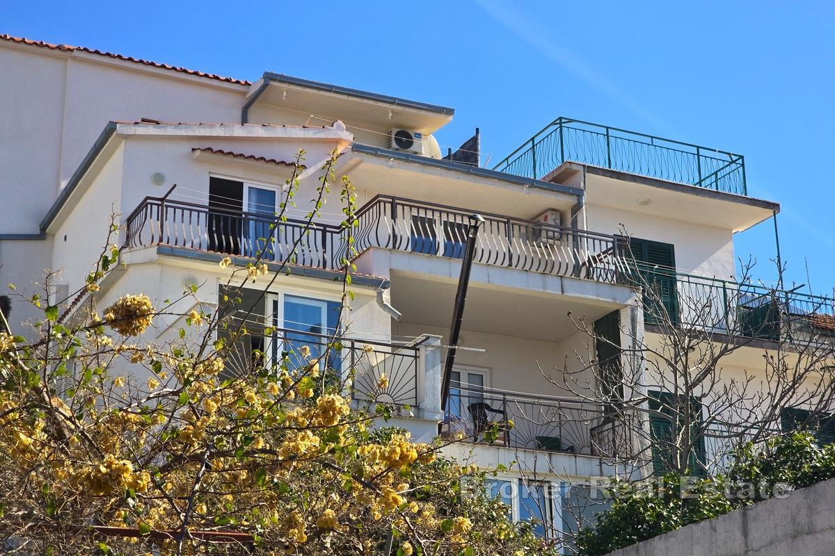 Casa con appartamenti vista mare