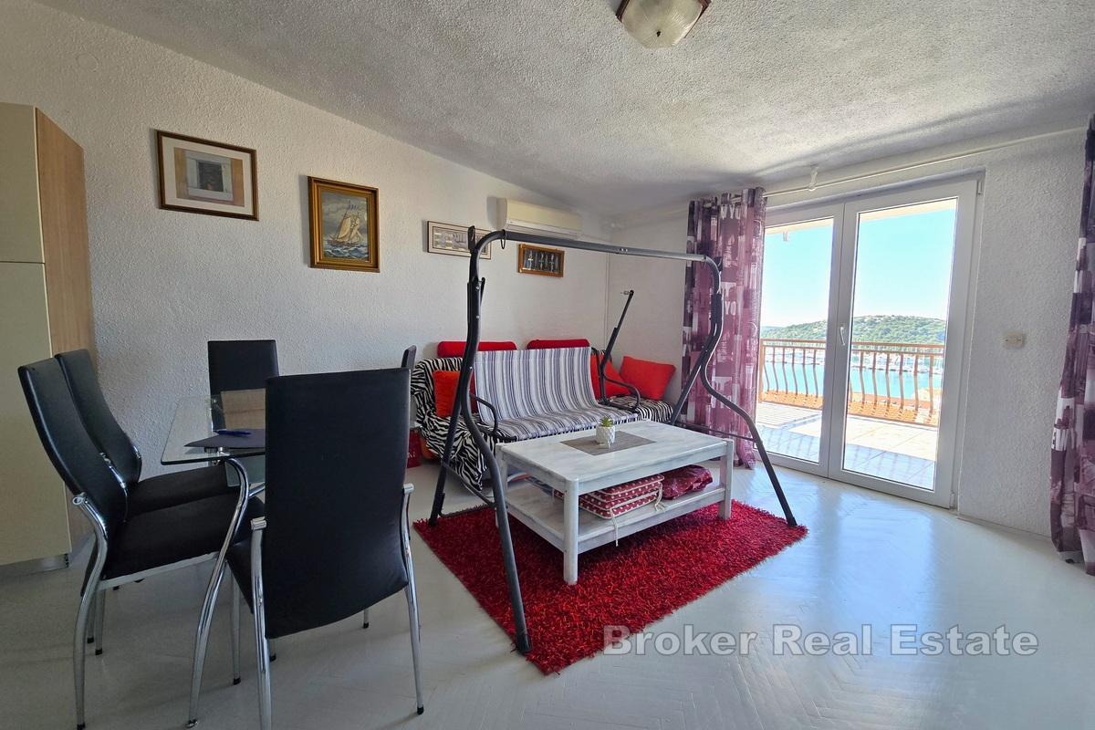 Casa con appartamenti vista mare