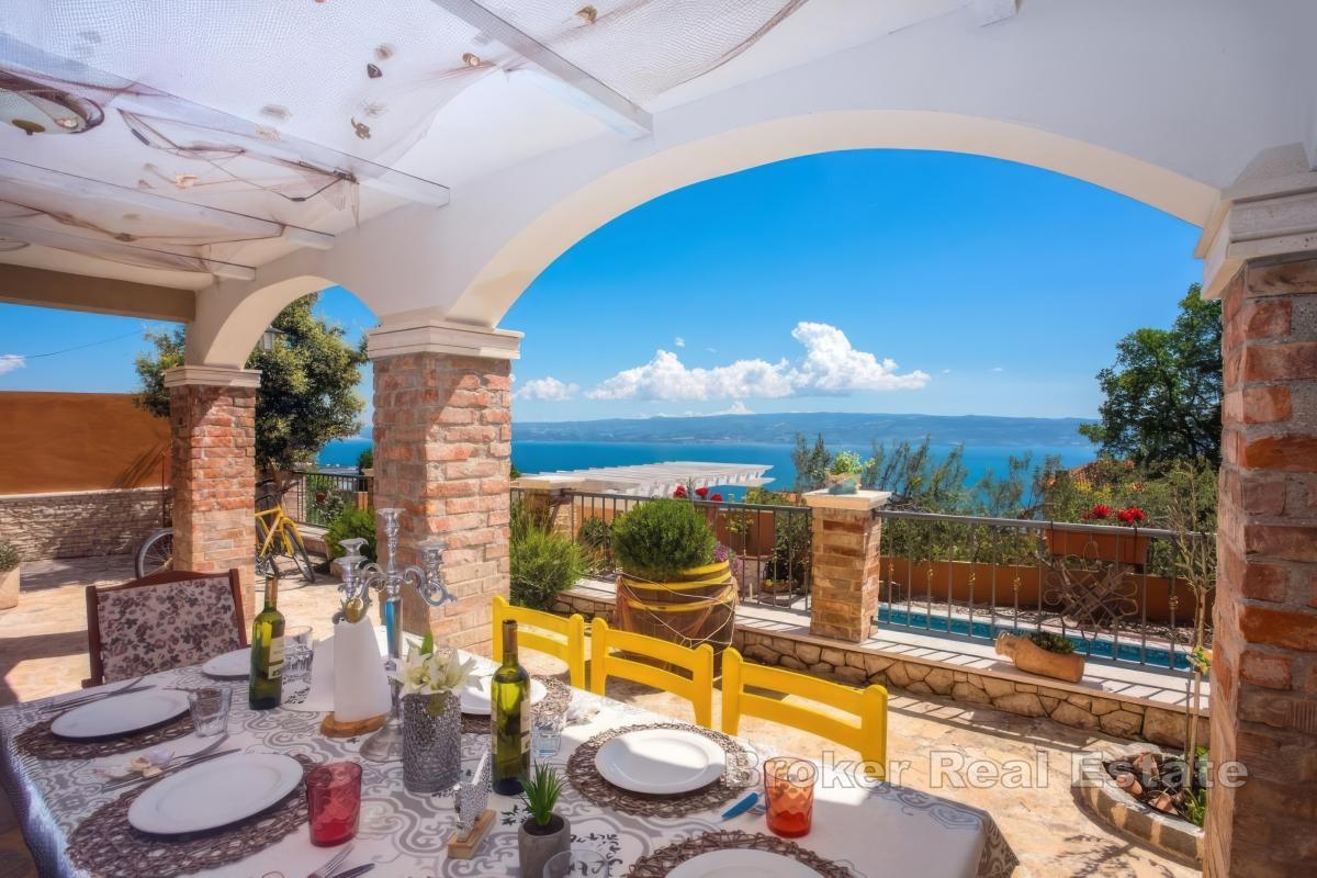 Kamena kuća s bazenom i otvorenim pogledom na more