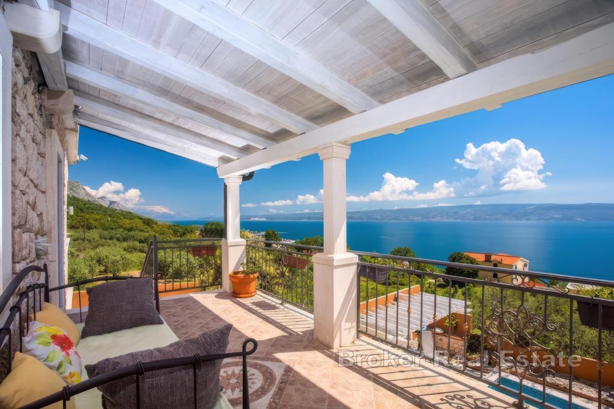 Maison en pierre avec piscine et vue dégagée sur la mer
