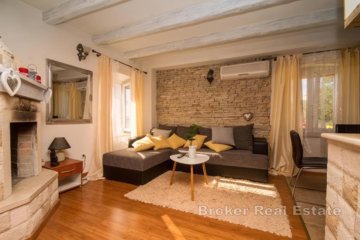 Maison en pierre avec piscine et vue dégagée sur la mer