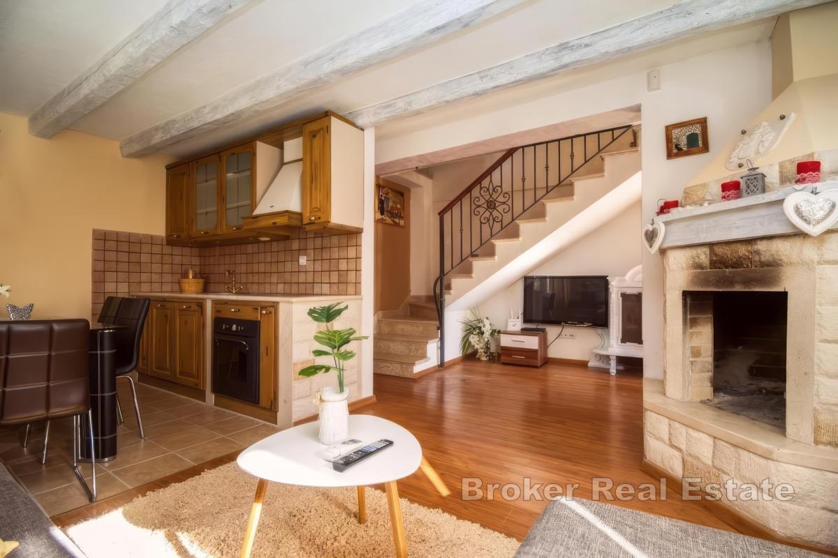 Casa in pietra con piscina e vista mare aperta