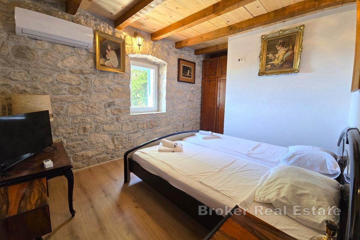 Casa in pietra con piscina e vista mare aperta