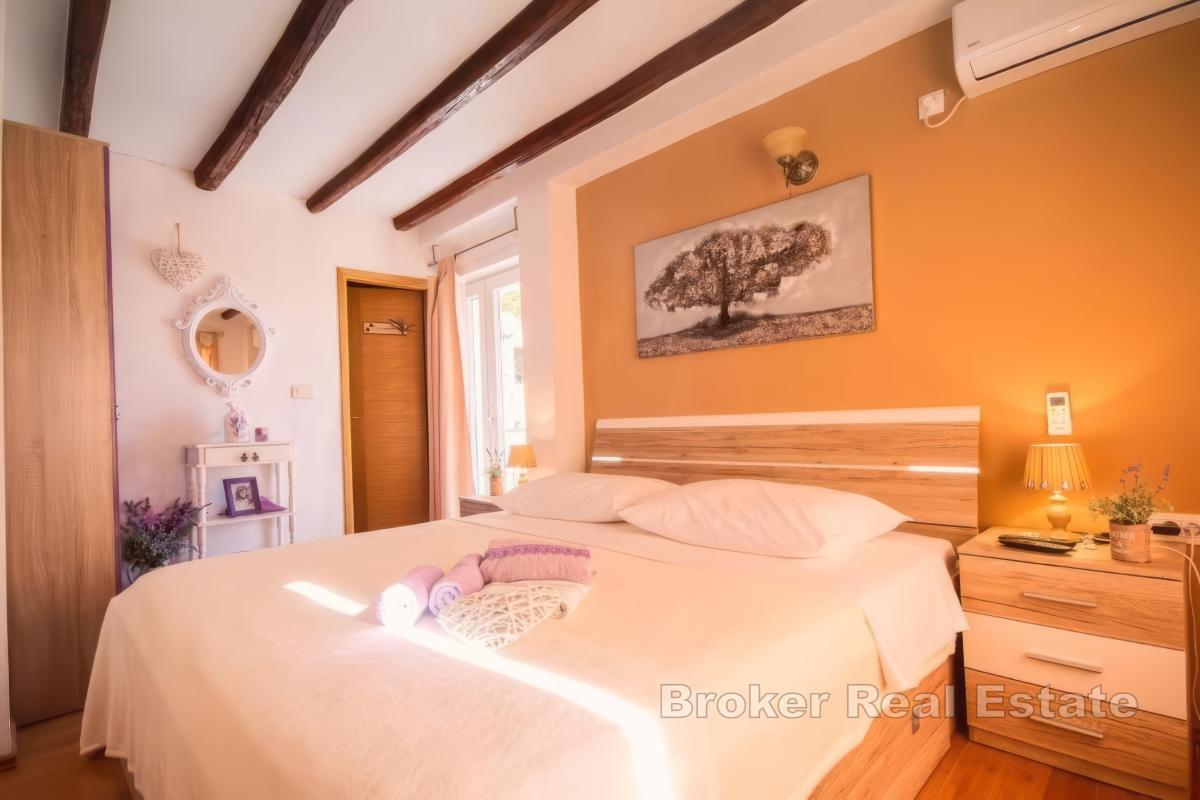 Casa in pietra con piscina e vista mare aperta