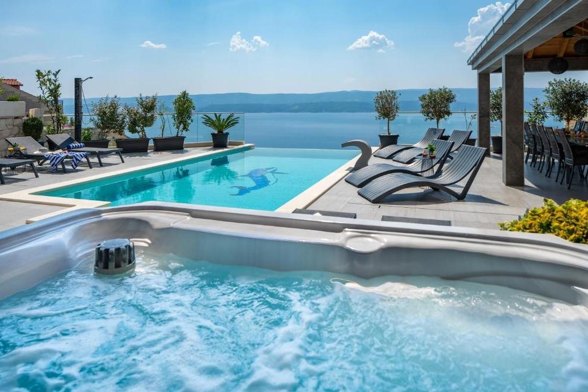 Villa con piscina e vista mare