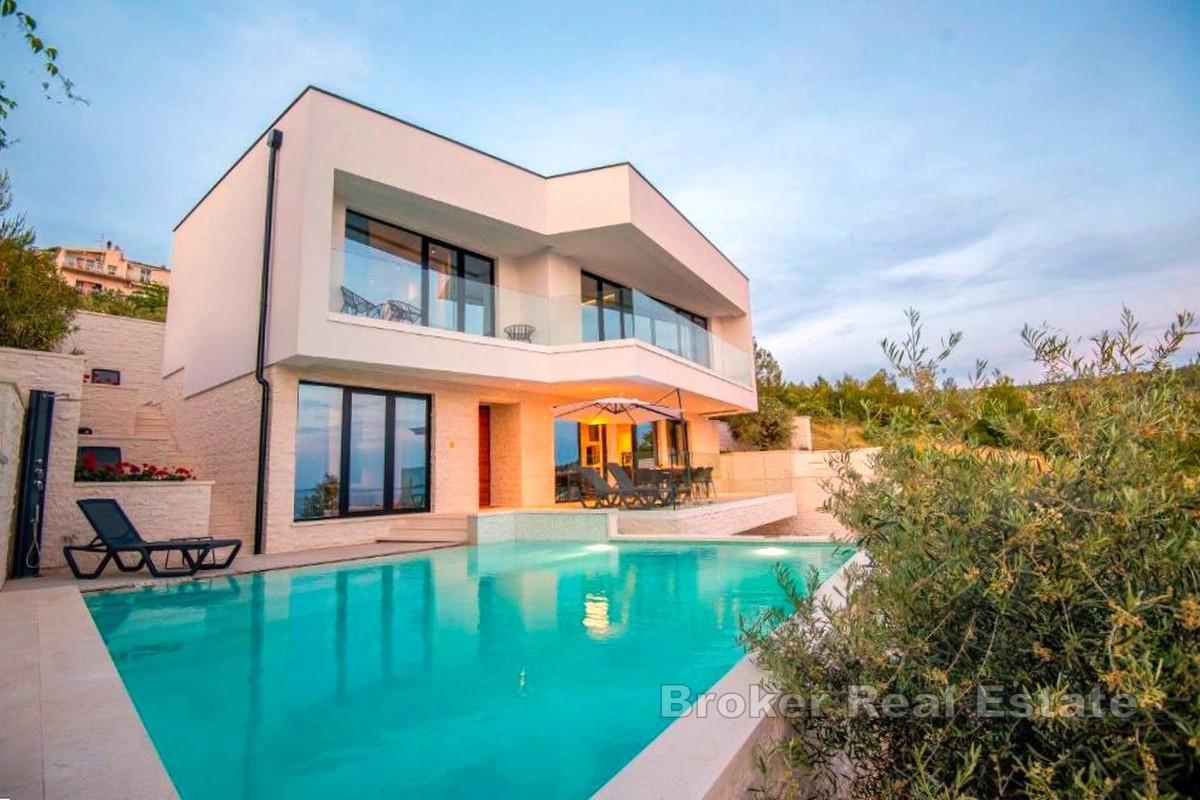 Modern villa med pool och havsutsikt
