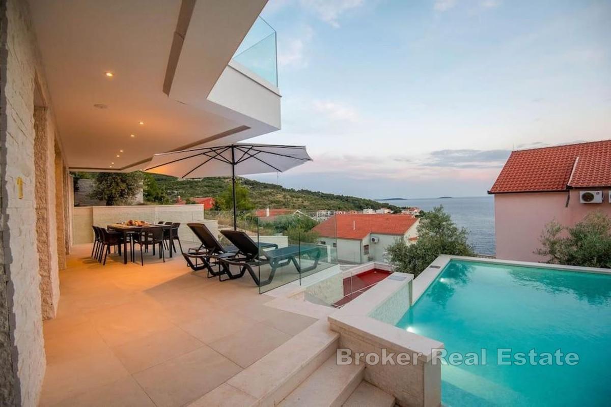 Modern villa med pool och havsutsikt