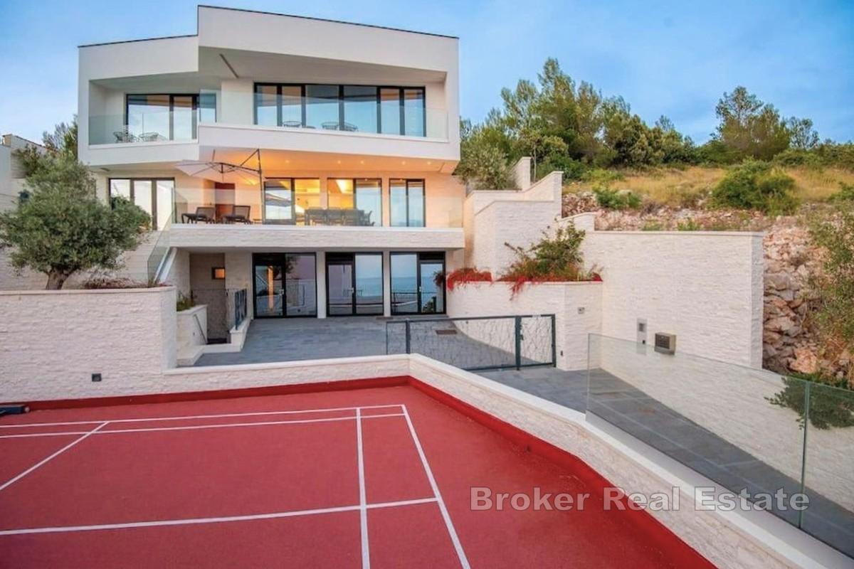 Villa moderna con piscina e vista mare
