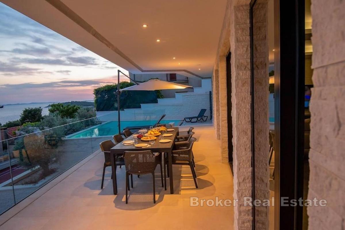 Villa moderna con piscina e vista mare