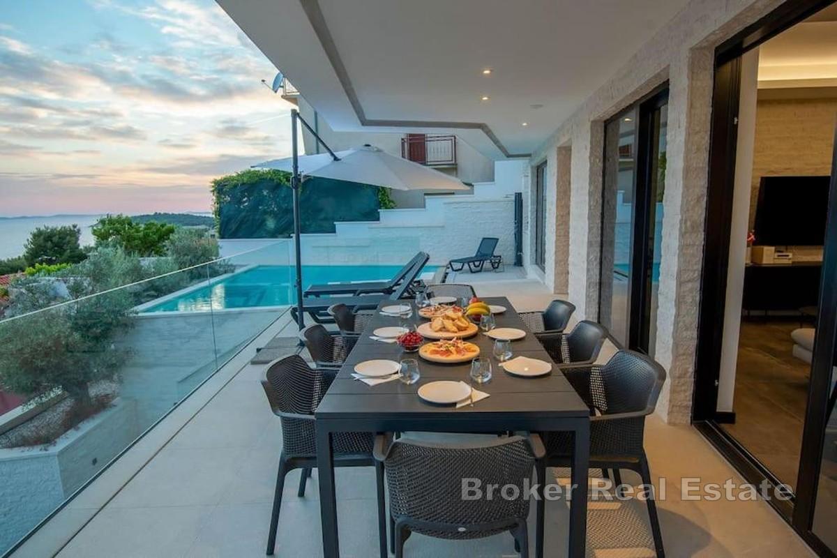 Villa moderna con piscina e vista mare