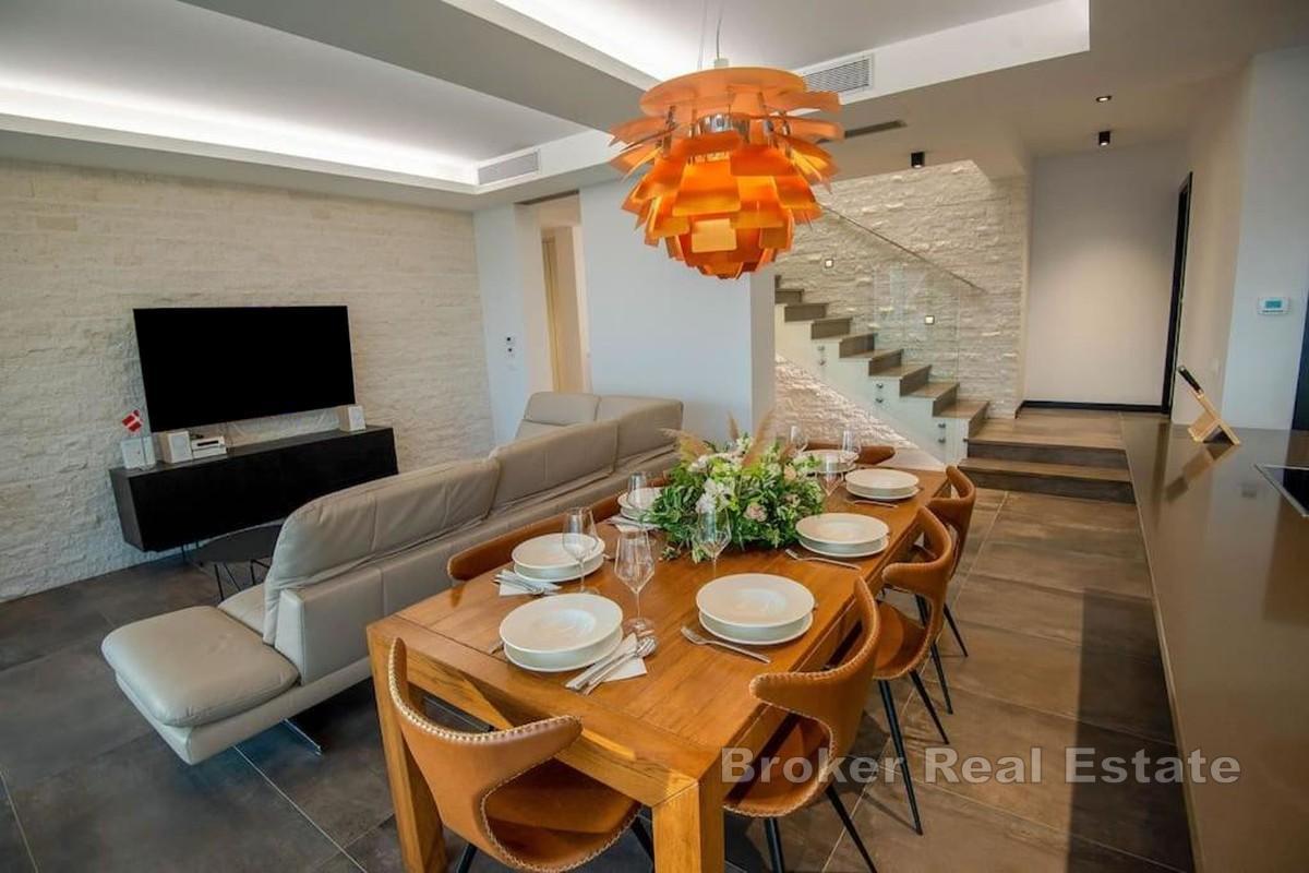 Modern villa med pool och havsutsikt