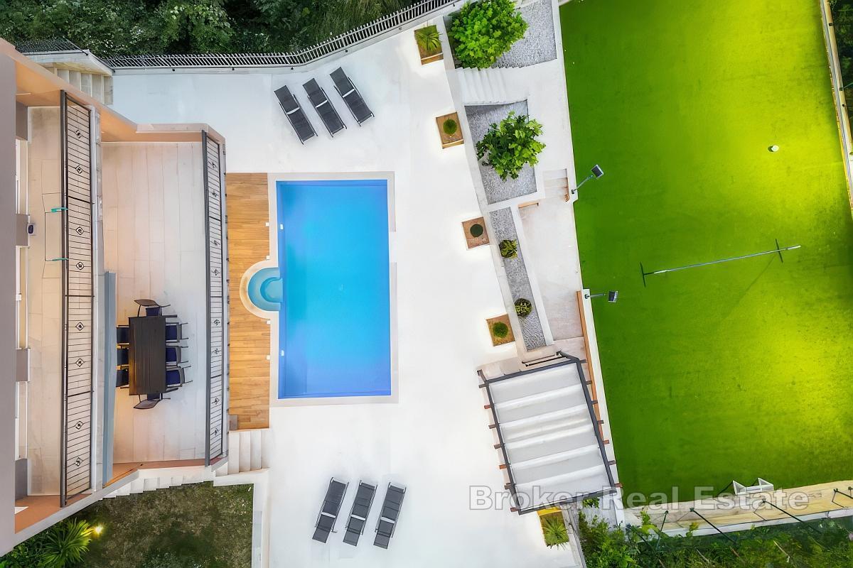 Villa med pool och panoramautsikt