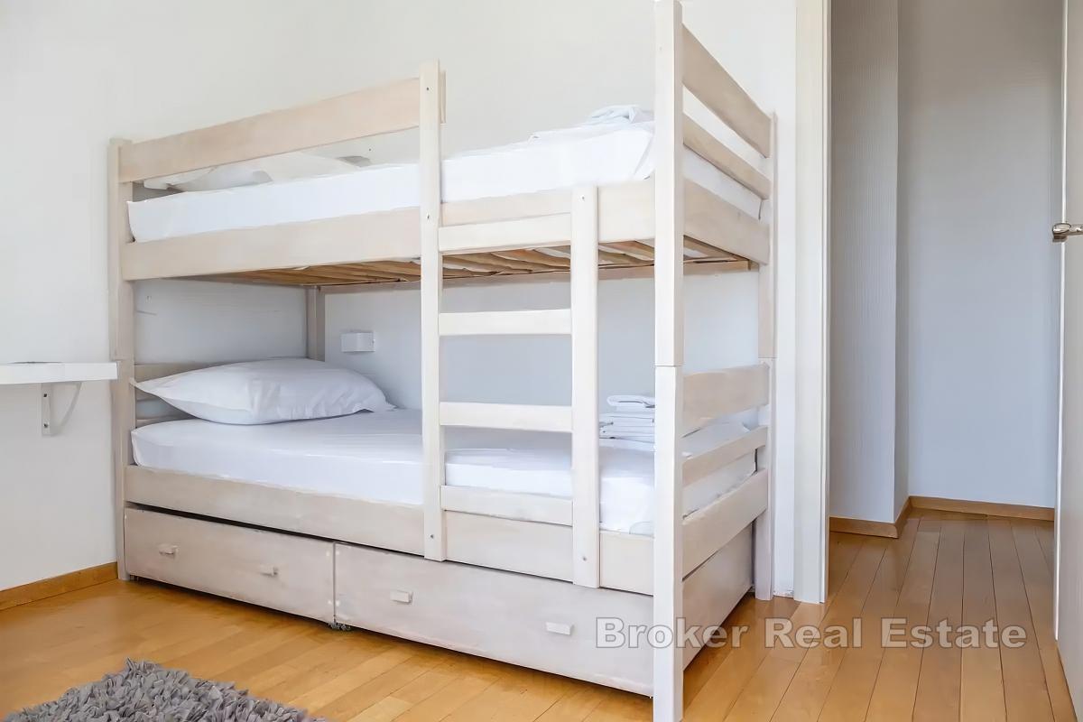 Willa z basenem i panoramicznym widokiem